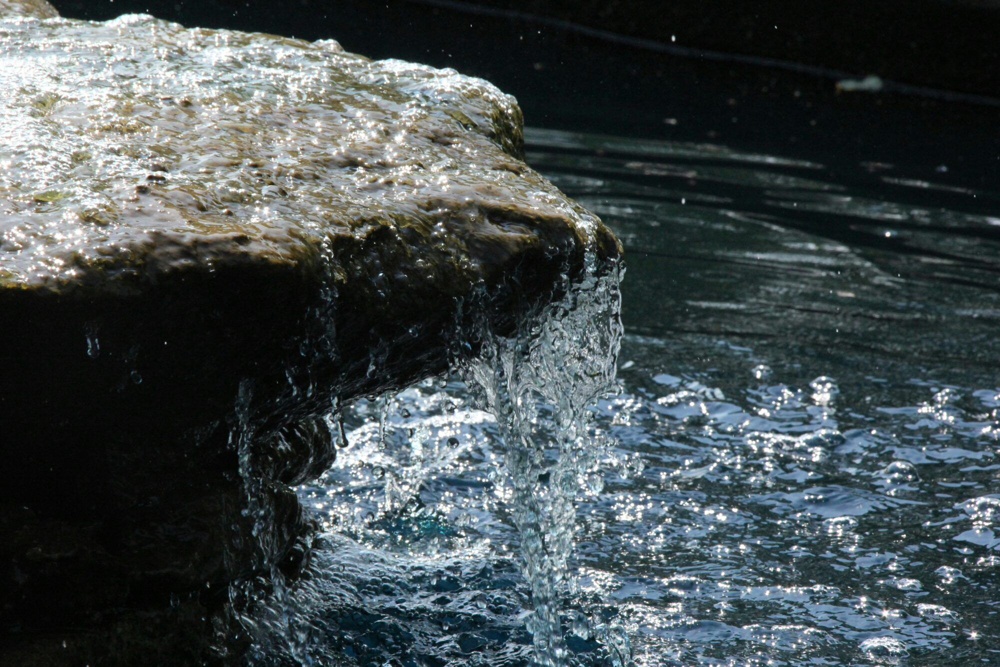 Kleines Wassergerinsel, dass &uuml;ber einen Felsen l&auml;uft