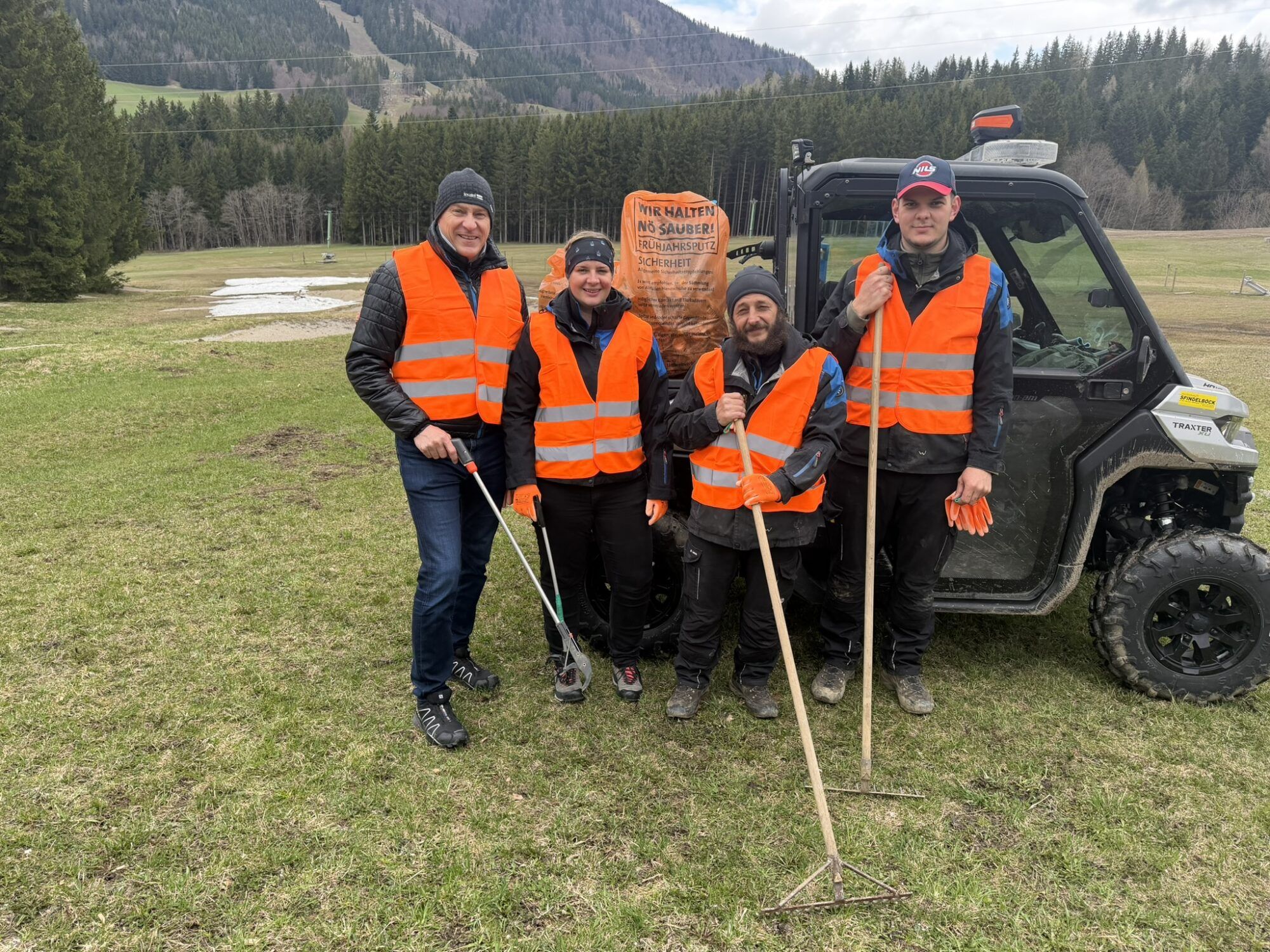 F&uuml;nf Personen von der Initiative der Freunde der Berge gemeinsam beim Fr&uuml;hjahrsputz auf den nieder&ouml;sterreichischen Bergen. Ausgestattet mit Fr&uuml;hjahrsputz Warnwesten und Sammels&auml;cken.