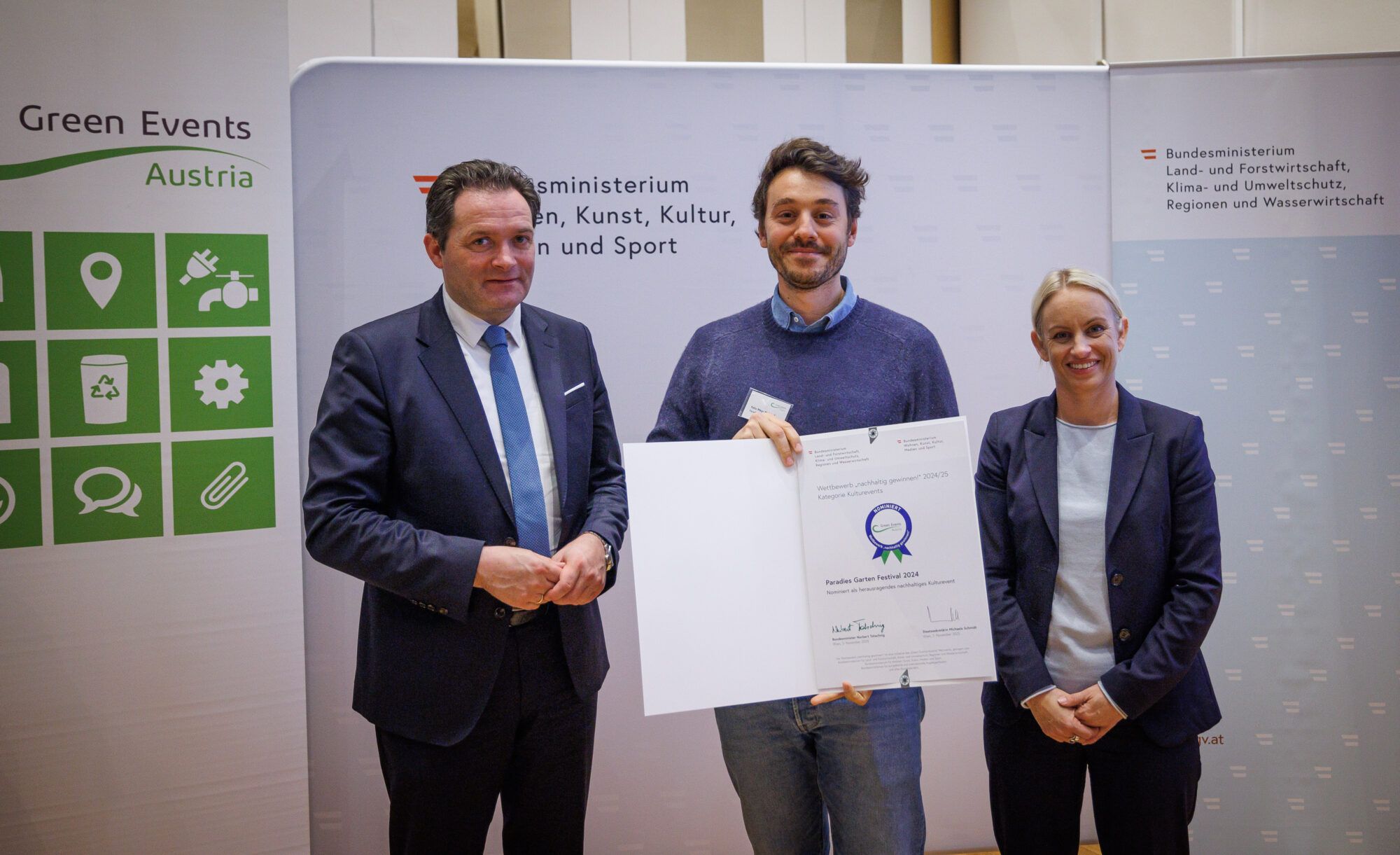 Abbildung der Pr&auml;mierten Teilnehmerinnen und Teilnehmer mit Urkunde