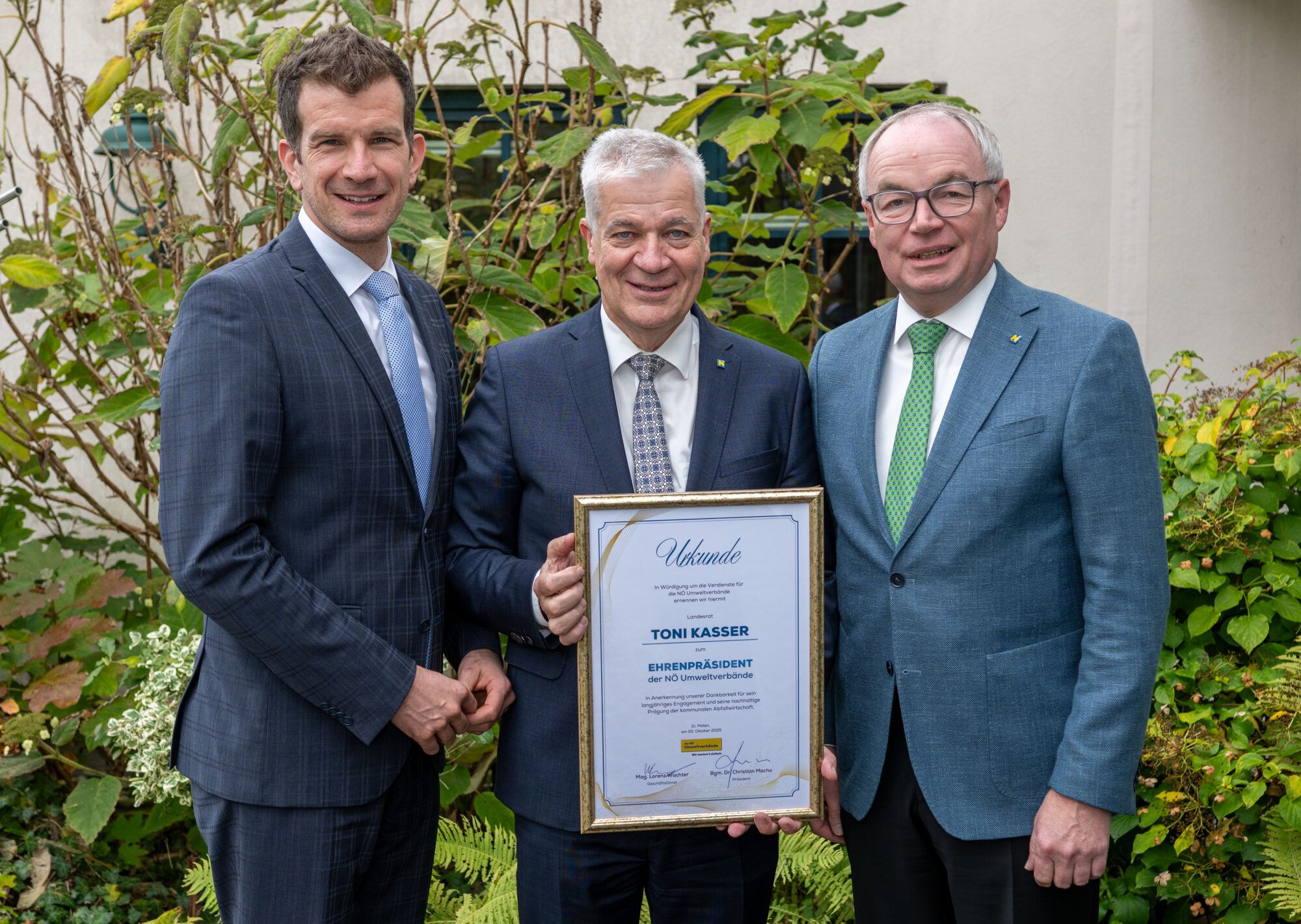Auf dem Bild sind Christian Macho, Anton Kasser und Stephan Pernkopf zu sehen. Anton Kasser h&auml;lt seine Urkunde zum Ehrenpr&auml;sidenten in der Hand.