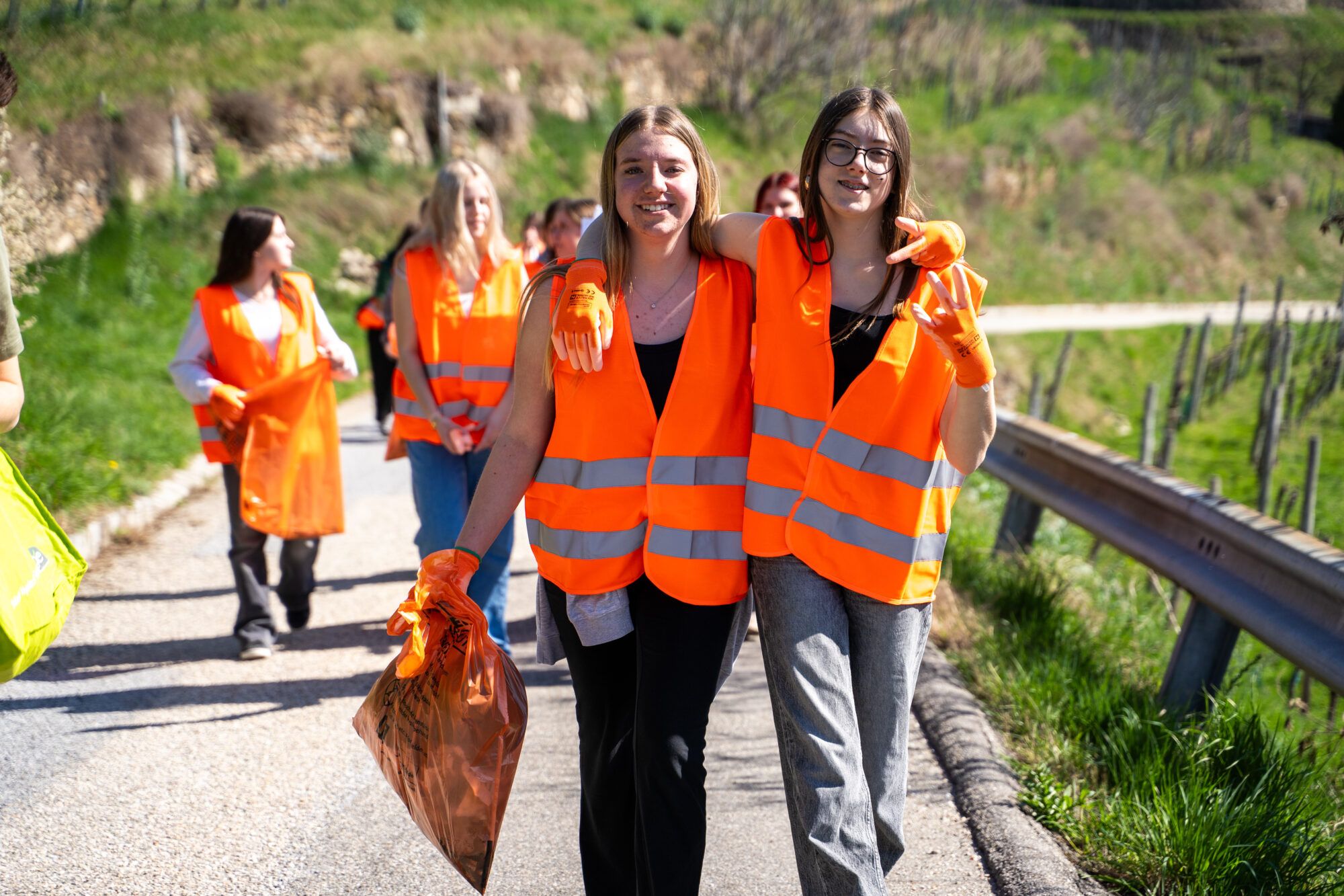 Fr&uuml;hjahrsputz Sch&uuml;lerinnen beim M&uuml;llsammeln.